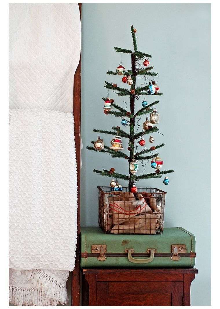 mala-umjetna-božićna jelka-minimalistička-deco-ideja