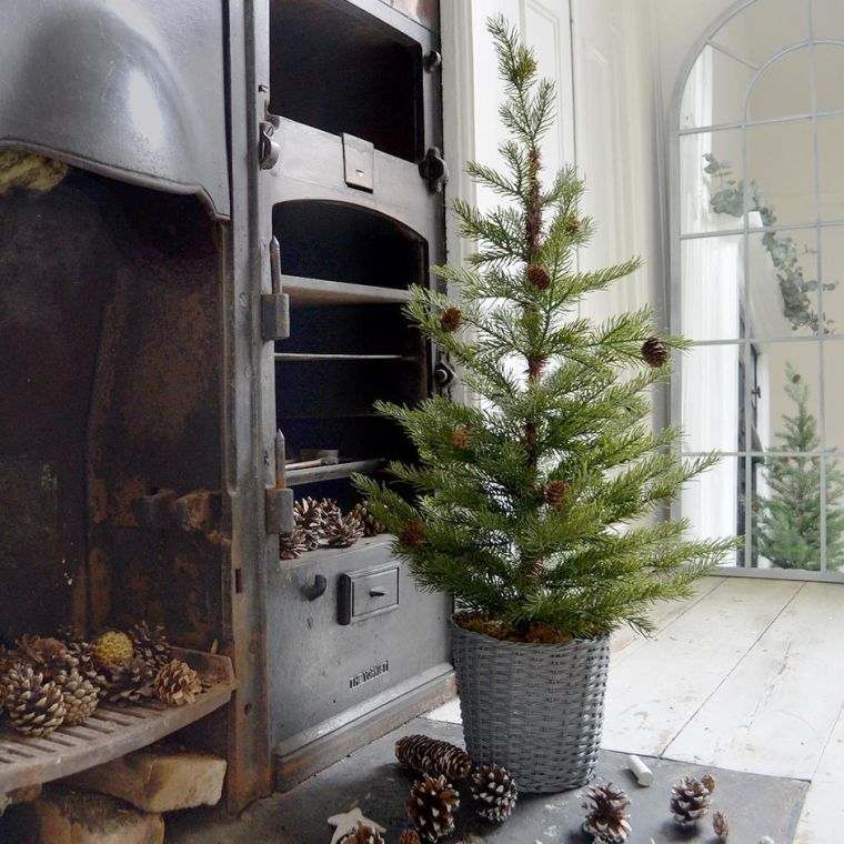 maža-natūrali-Kalėdų eglutė-minimalistinė-deko-idėja-nuotrauka