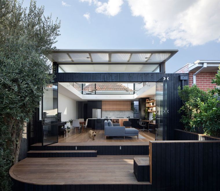 Dekoratyvinė idėja atvira virtuvė-terasa-išorė-juoda-mediena