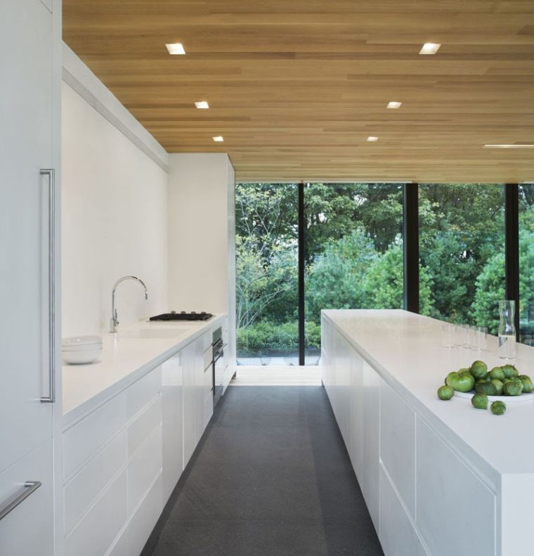 baltos virtuvės-atviro plano pilkos plytelės