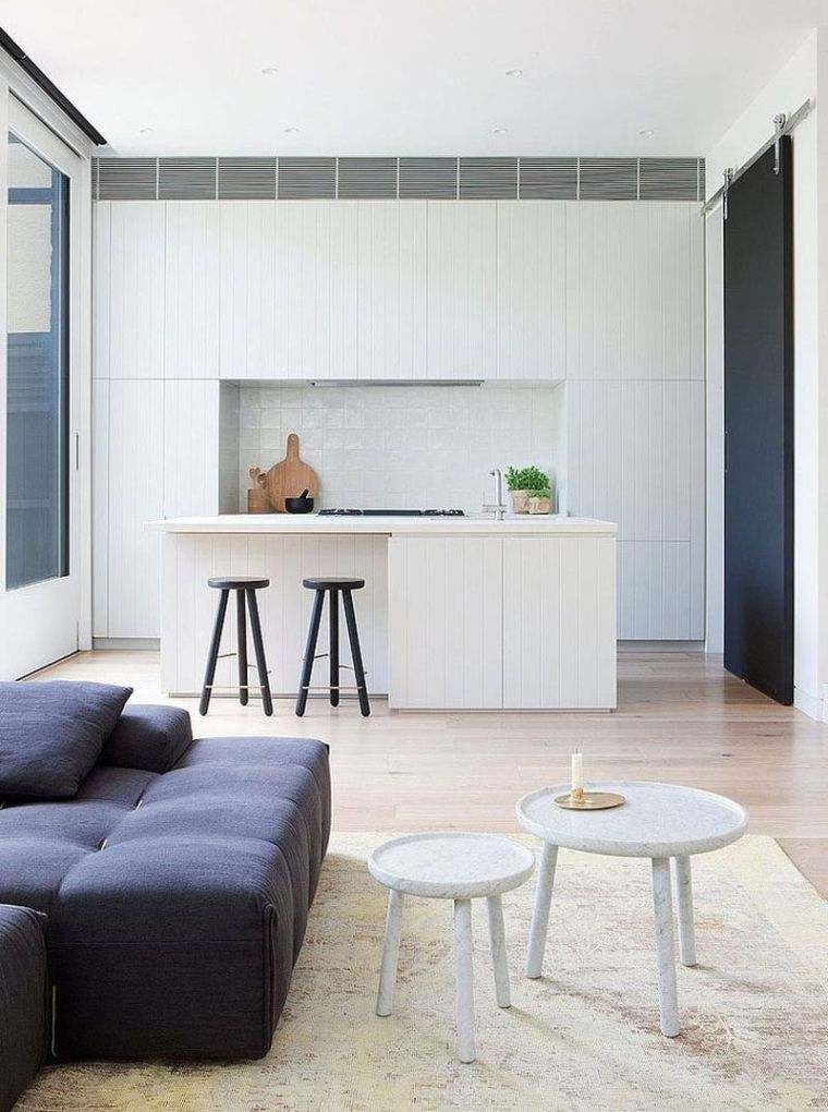 Dekoratyvinės idėjos atviro plano-minimalistinės-baltos virtuvės