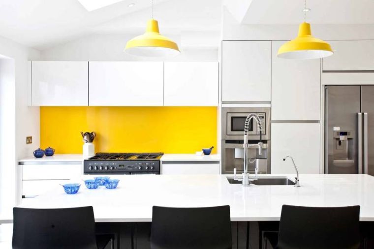 vernice bianca per cucina backsplash sgabello da bar nero lampada a sospensione gialla