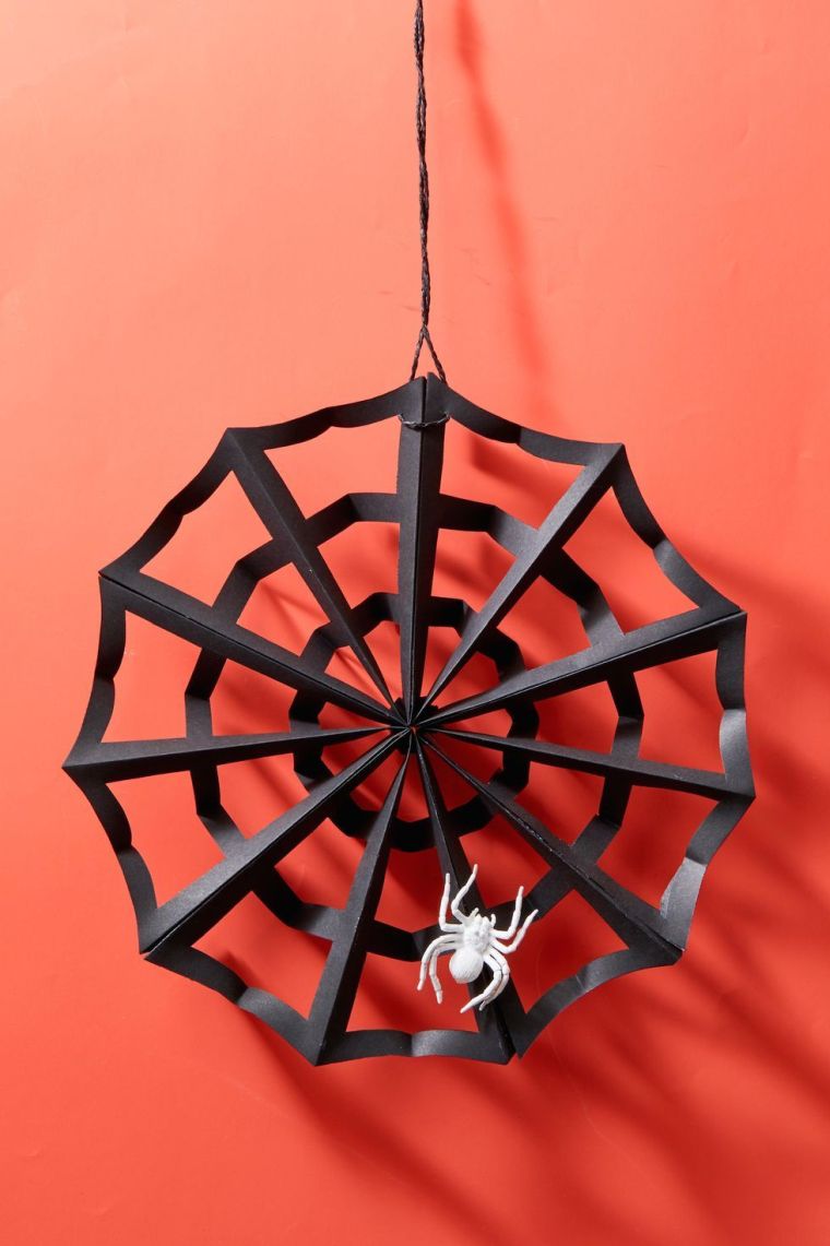 Helovino interjero dekoravimas su voratinklio karūna