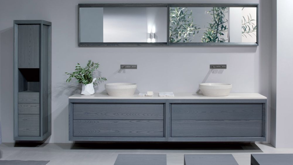 jednostavna i moderna kupaonica bijeli dvostruki ormarić za umivaonik mali