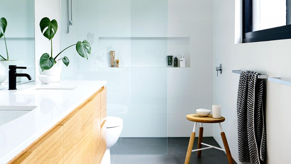 jednostavna i moderna kupaonska stolica s minimalnim namještajem