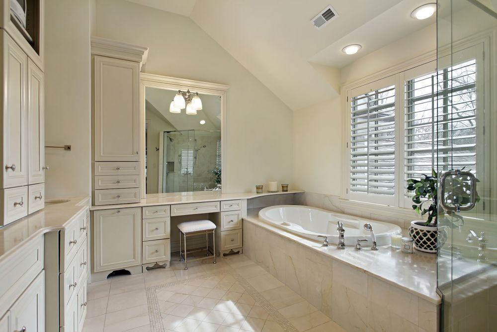 jednostavna i moderna kupaonica bež bijeli ormarići za stolice umivaonik