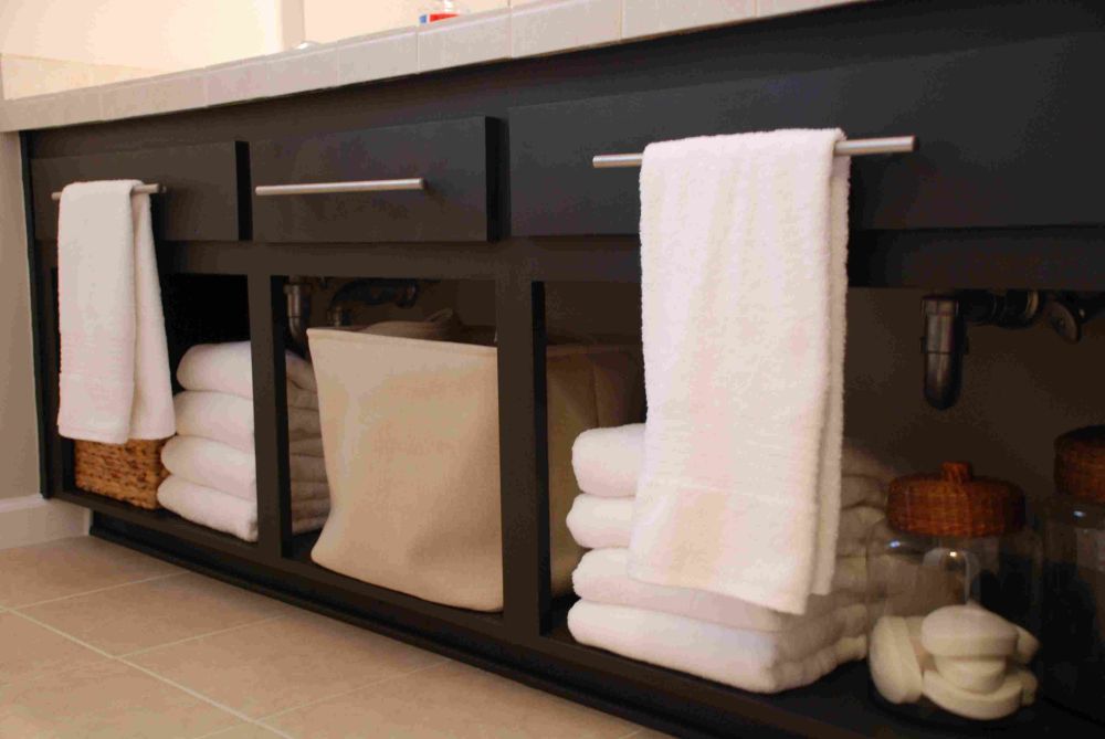 mobile da bagno in legno marrone semplice e moderno