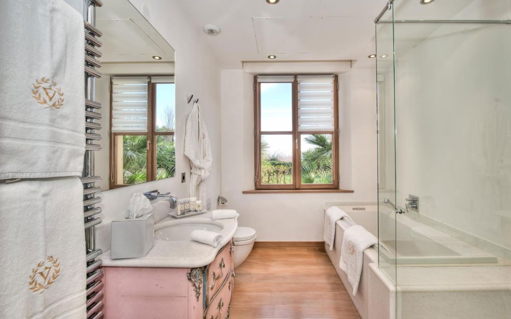 ambijent suvremenog namještaja i ružičasta kupaonica u vintage stilu