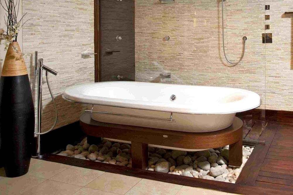 jednostavna i moderna kupaonica s kamenom kadom