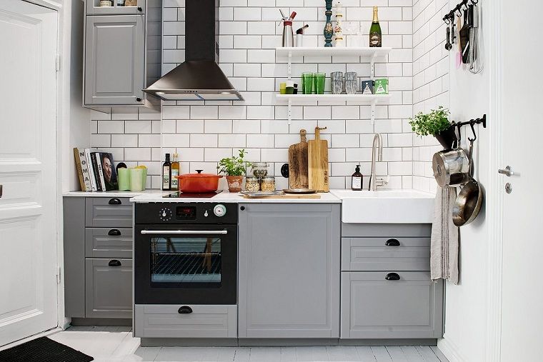 mala kuhinja-suvremeni stil-siva-backsplash-metro-dizajn-skandinavski-dizajn