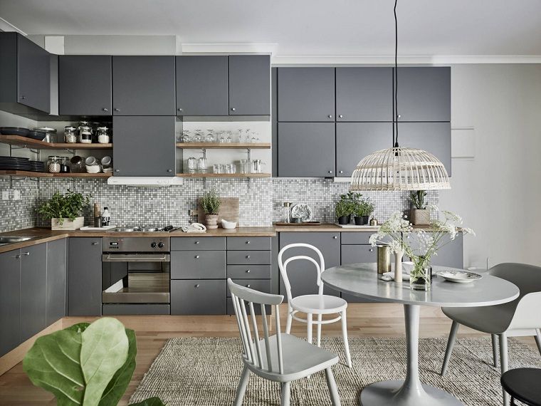 現代的なアールデコ調のキッチン-インテリア-スプラッシュバック-小さなタイル-灰色の家具