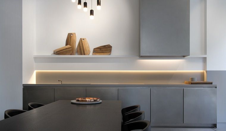 bianco-e-grigio-contemporaneo-deco-cucina-led-strip-light-design-illuminazione