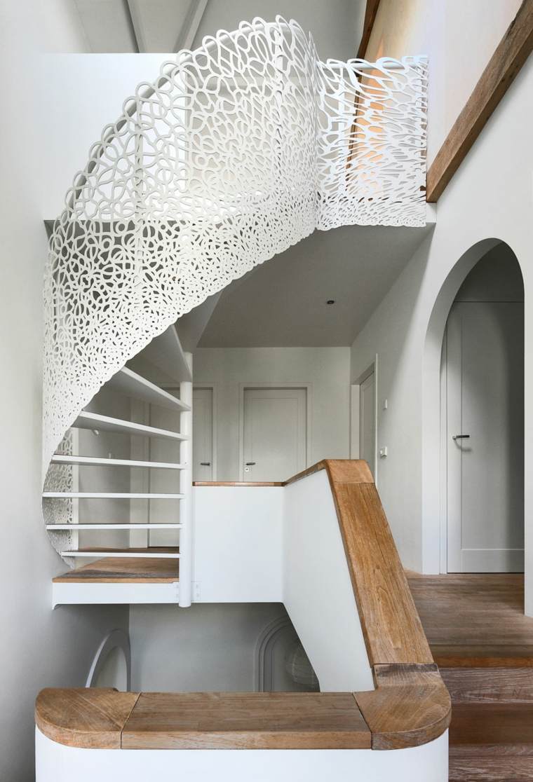 Modernūs laiptų turėklai balti mediniai spiraliniai laiptai