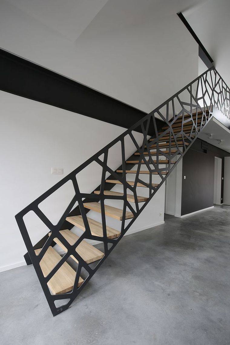 金属-デザイン-モダン-インテリア-階段の手すり