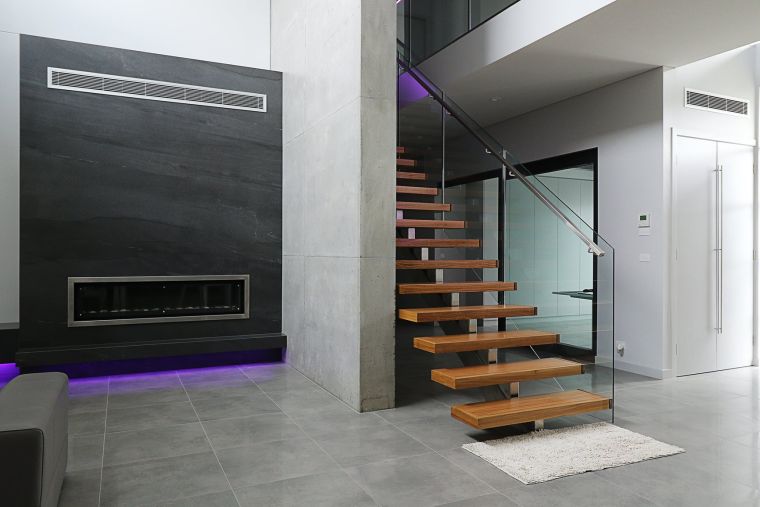 interijer-stubište-staklo-metal-moderan dizajn