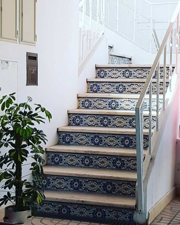 lépcső-csempézett-keleti-deco-fehér-korlát