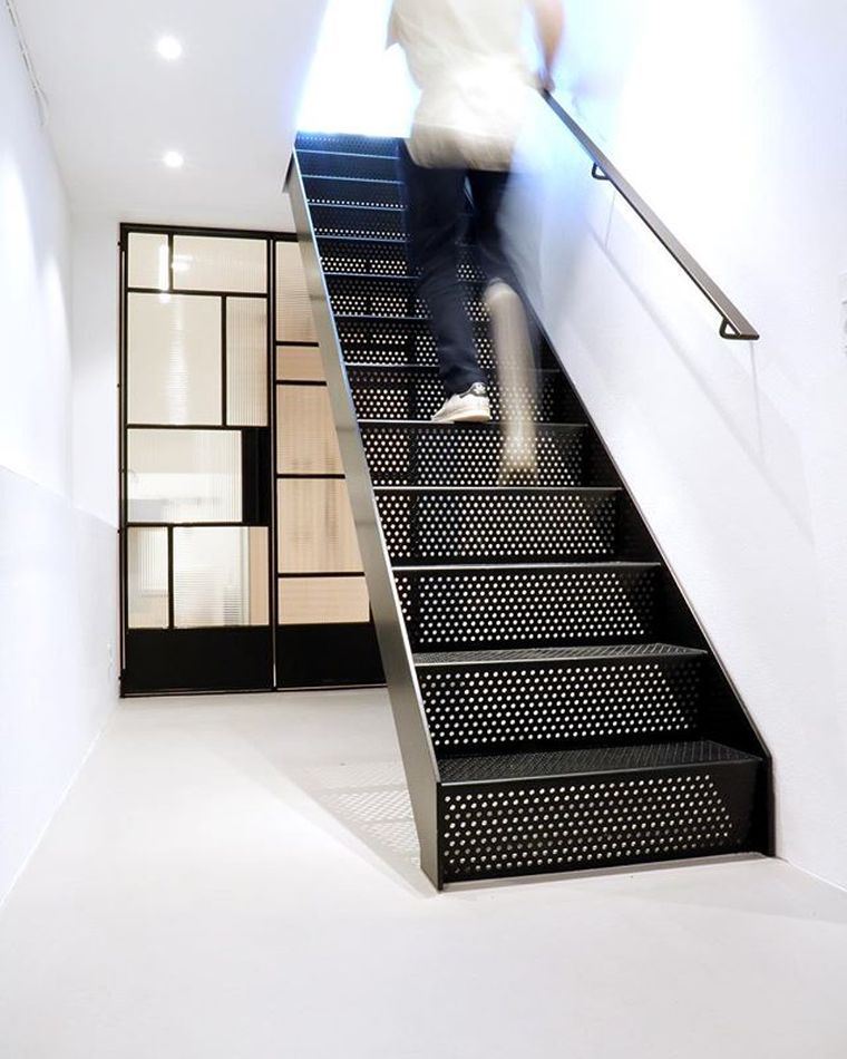 korlát-a-modern-fa-fém-lépcsőhöz