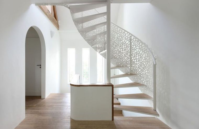 fehér-és-fa-lépcső-kolimacon-korlát-design-maxwan