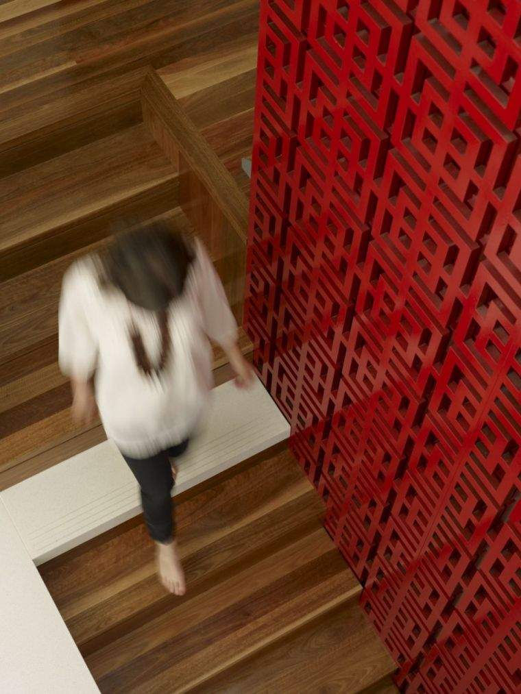 korlát-belső-lépcsőhöz-fa-szín-piros burkolat