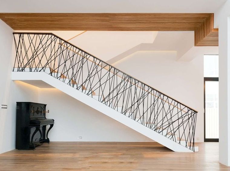 belső lépcsőkorlát-fa-fém-fekete-deco-modern