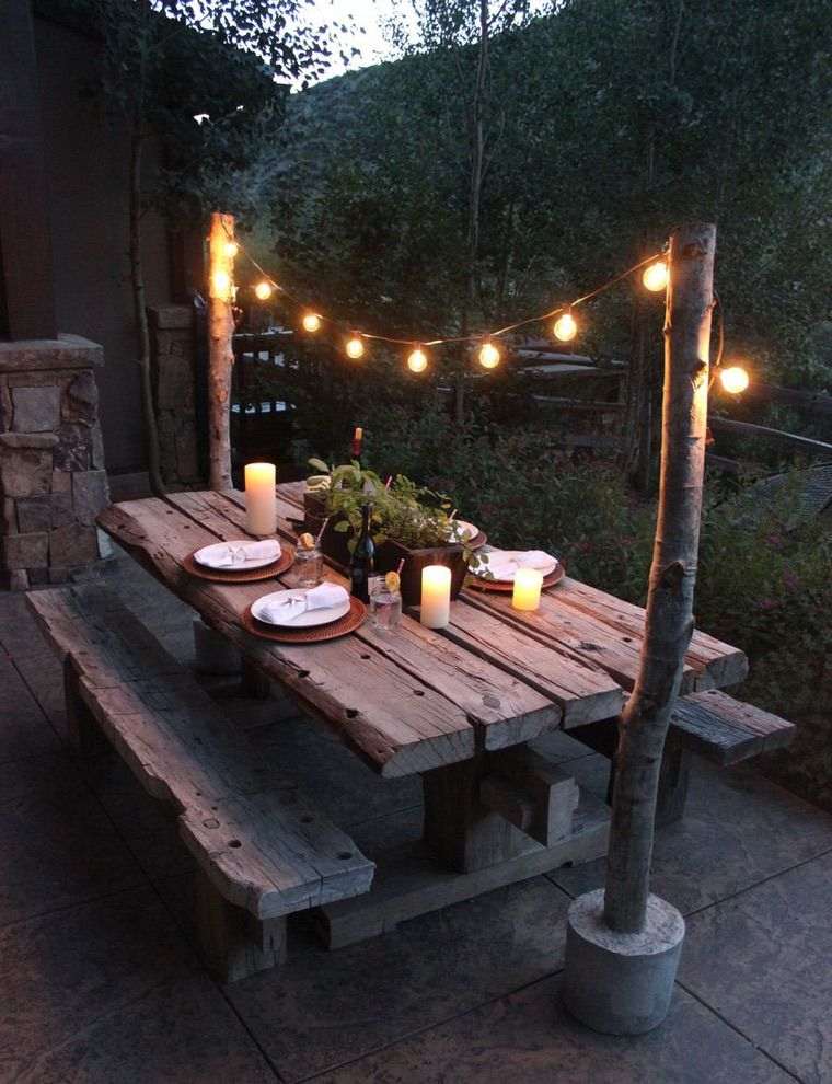 木製のテーブルとライトガーランドの装飾