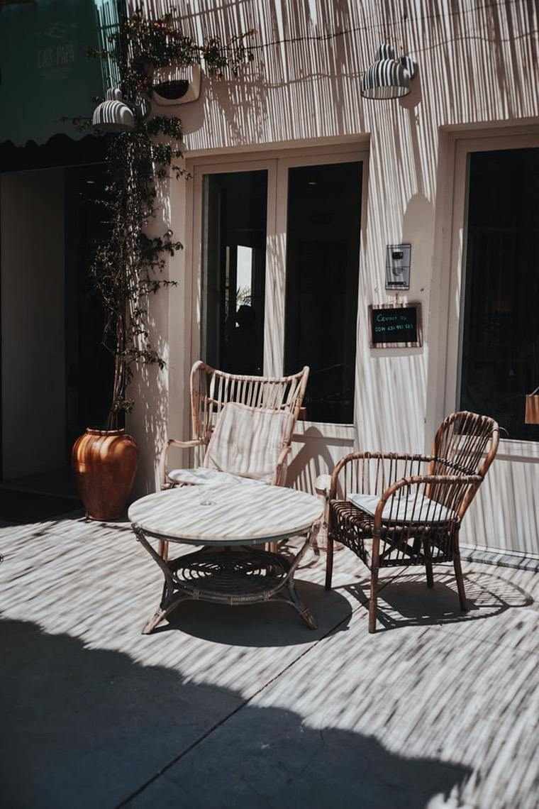 tavolo rotondo e sedie per il terrazzo