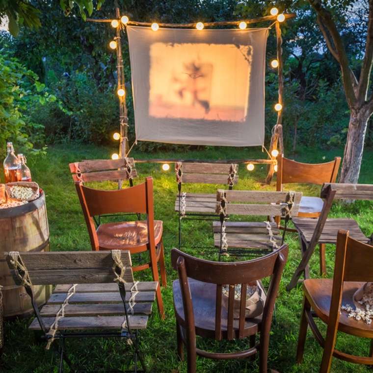 cinema all'aperto nel suo giardino