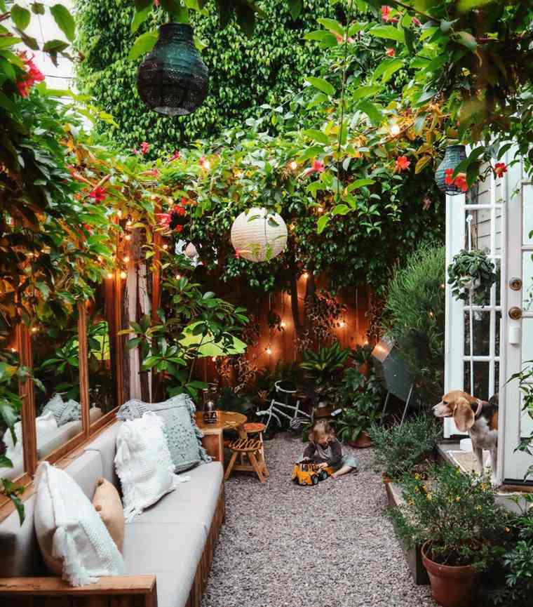 un bel giardino con pratico ripostiglio esterno