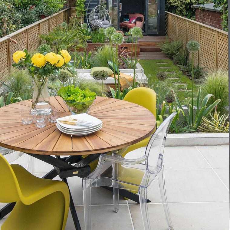 okrugli drveni stol za vrt