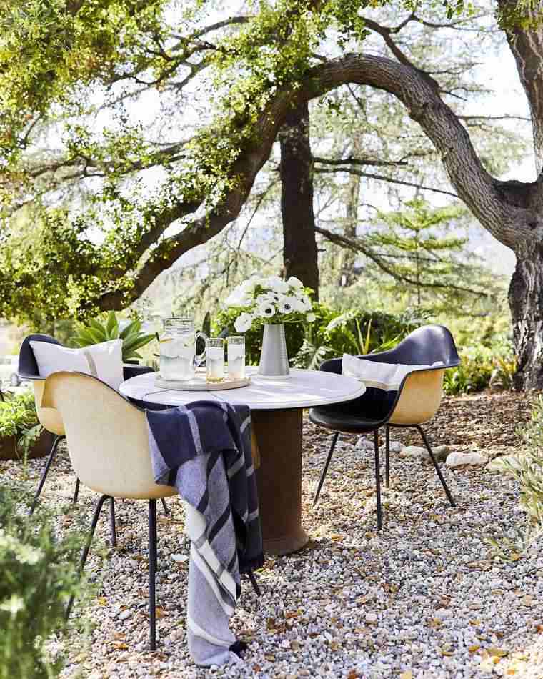 丸い庭のテーブルとモダンな椅子
