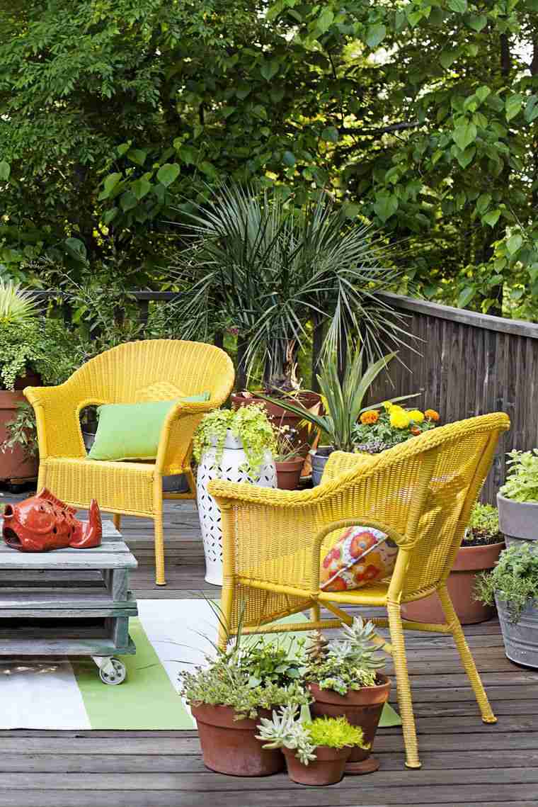 黄色い椅子と植物