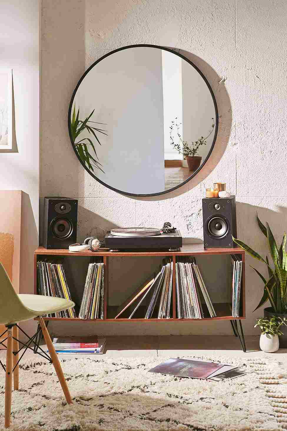 interni-moderno-deco-giradischi-vinile-specchio-rotondo