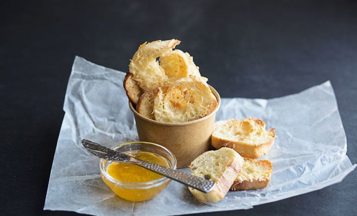 saldūs pusryčiai medus itališkas skrudinta duona