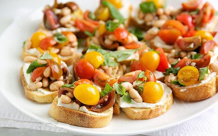 skrebučiai crostini bruschette pikantiškas receptas pomidorai pupelės