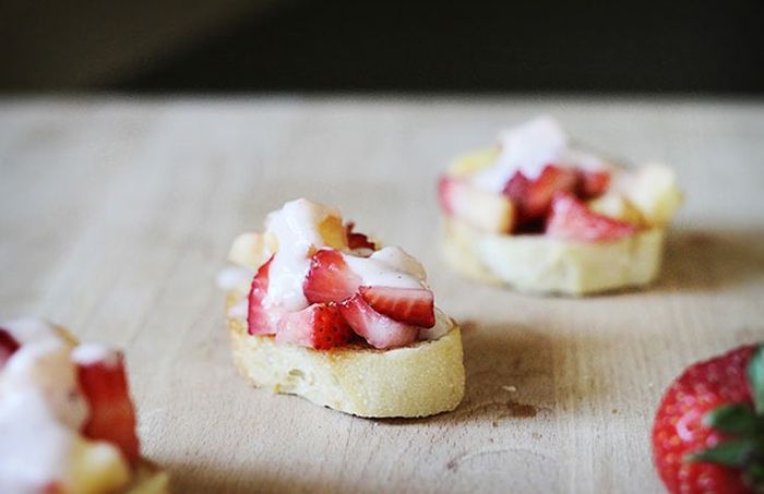 Crostini alle fragole ricetta colazione toast alla frutta