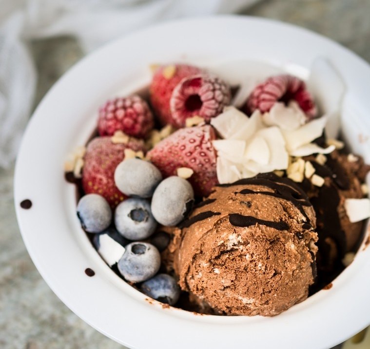 自家製アイスクリームレシピのアイデア健康的なバランスの取れたチョコレート赤い果物