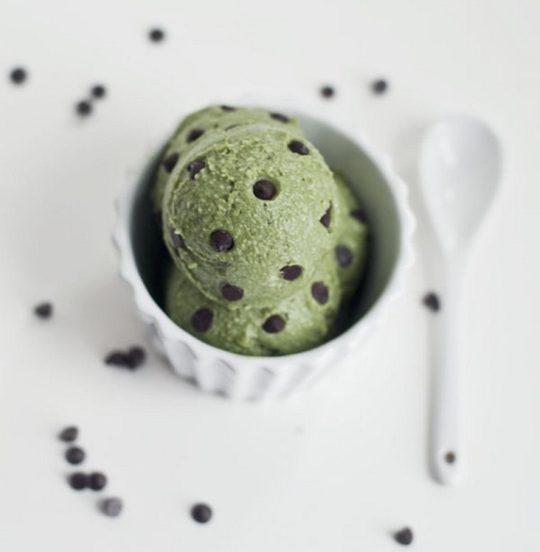 アボカドレシピ自家製アイスクリームのアイデア健康的なバランスの取れたチョコレートチップ