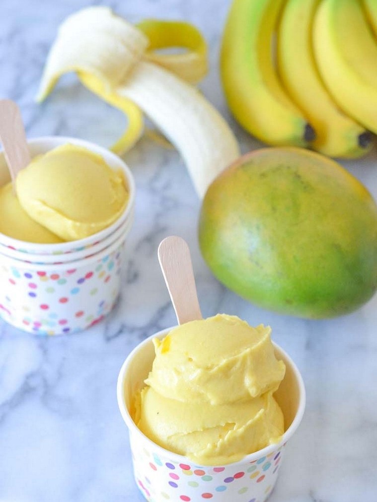 自家製アイスクリームレシピのアイデア健康的なバランスの取れたバナナマンゴー