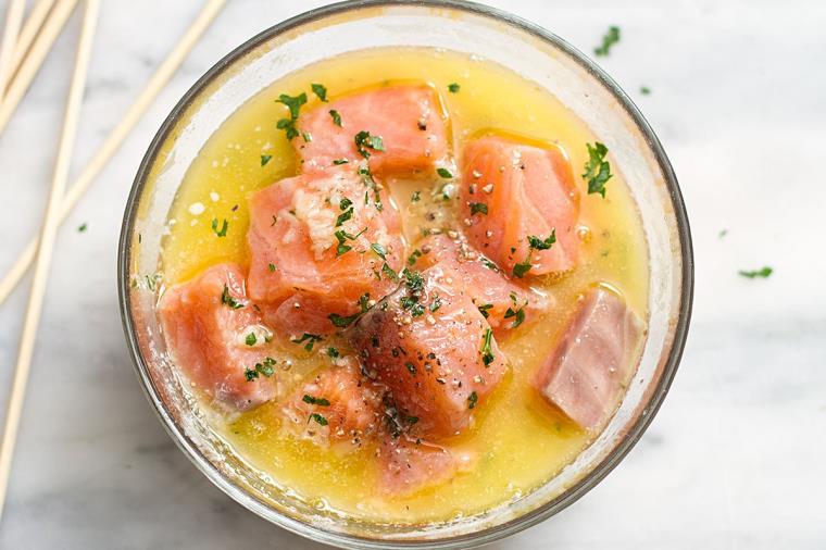 salsa di pesce all'aglio-burro-limone