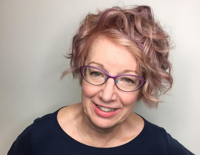 frizura 50 éves nő szemüveggel