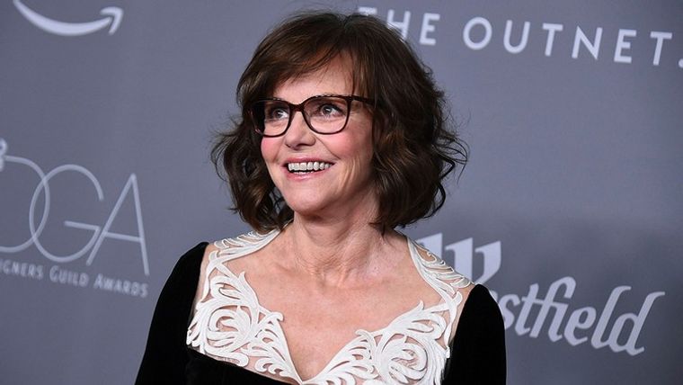 taglio di capelli sally field con gli occhiali