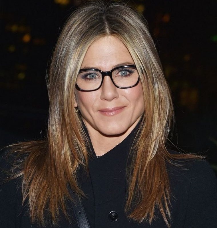 šukuosenos idėjos su akiniais moteris Jennifer Ansiton