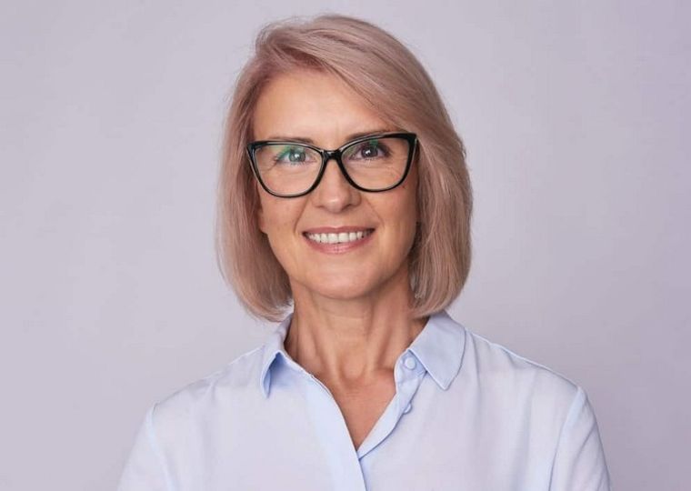 donna quadrata medio lunga con occhiali