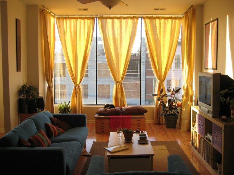 カーテン黄色のリビングルームのデザイン