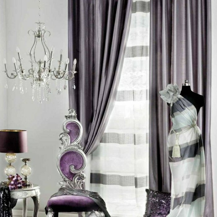 リビングルームのエレガントな紫色のモダンなカーテン