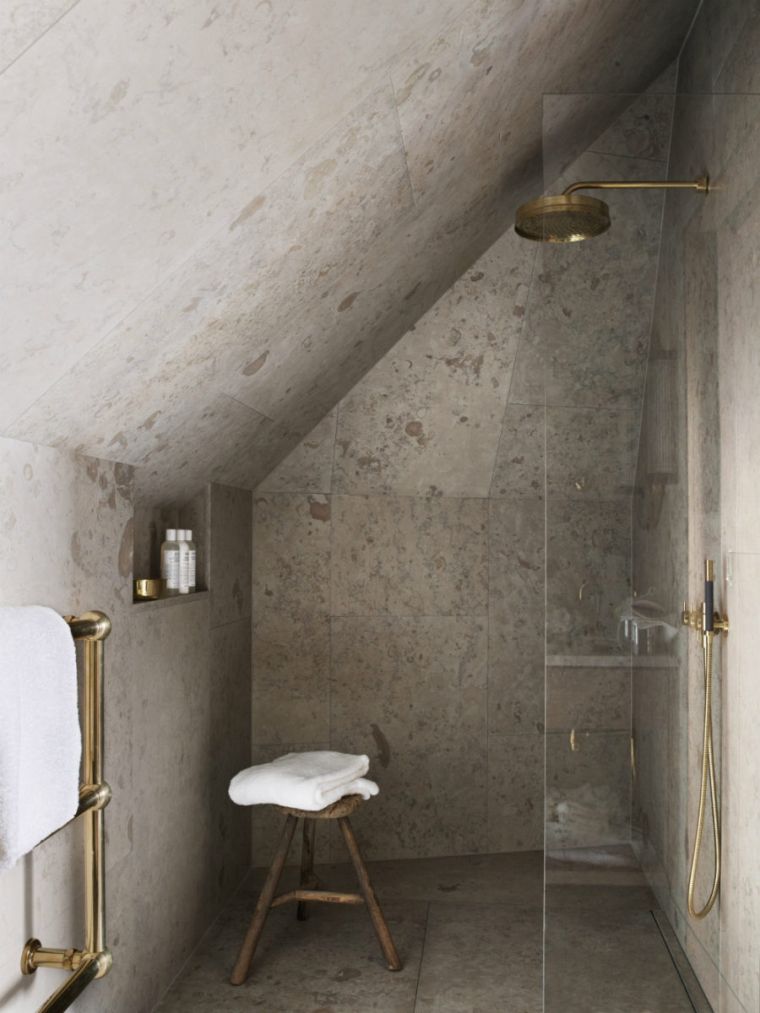 Dekoratyvinis mažas vonios kambarys su itališku dušo sieniniu stiklu
