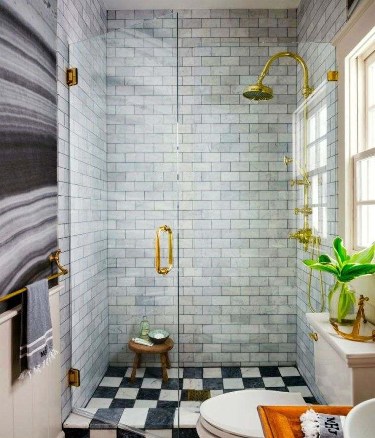 idea per decorare un piccolo bagno con doccia con piastrelle grigie