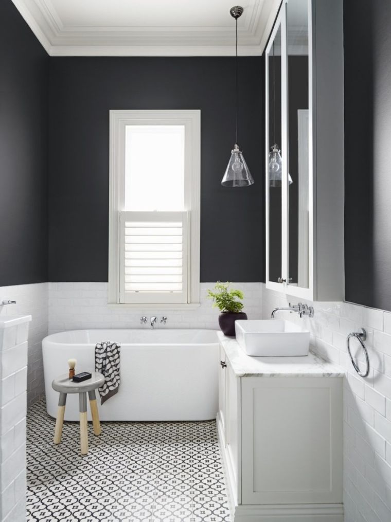 idee bagno nero e legno per piccoli spazi