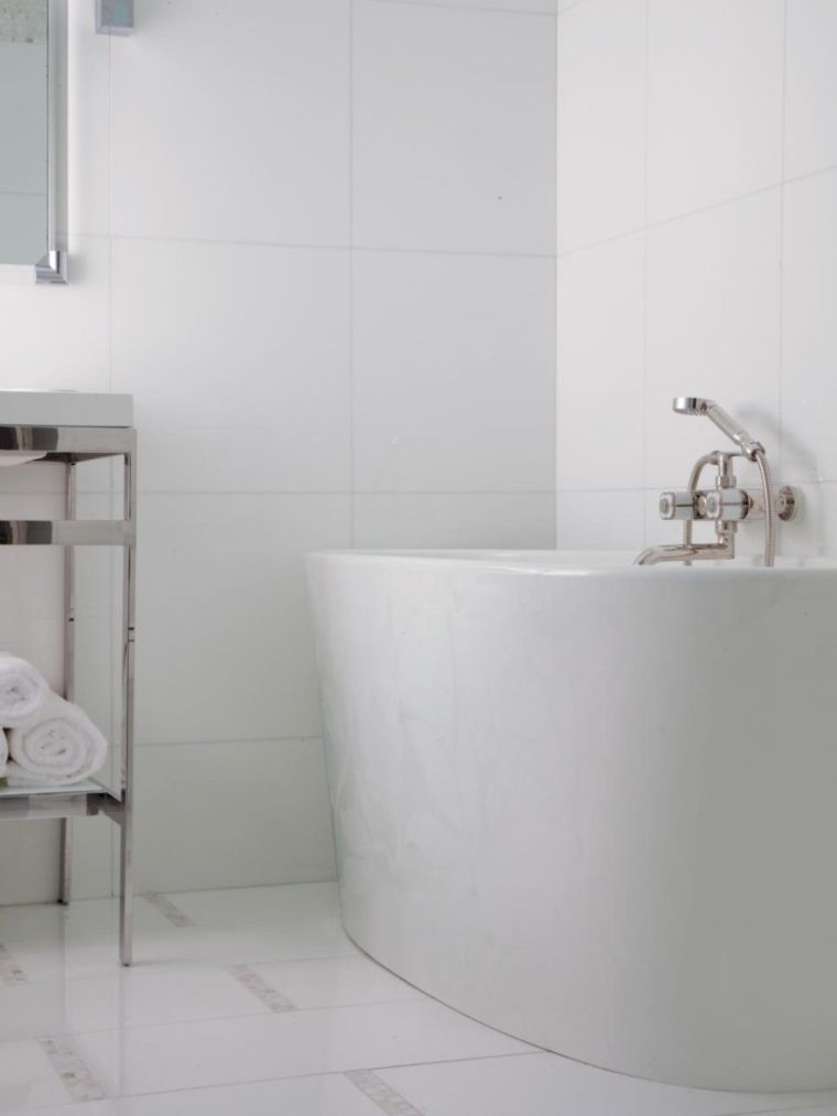 ristrutturazione bagno piccolo spazio vasca bianca design