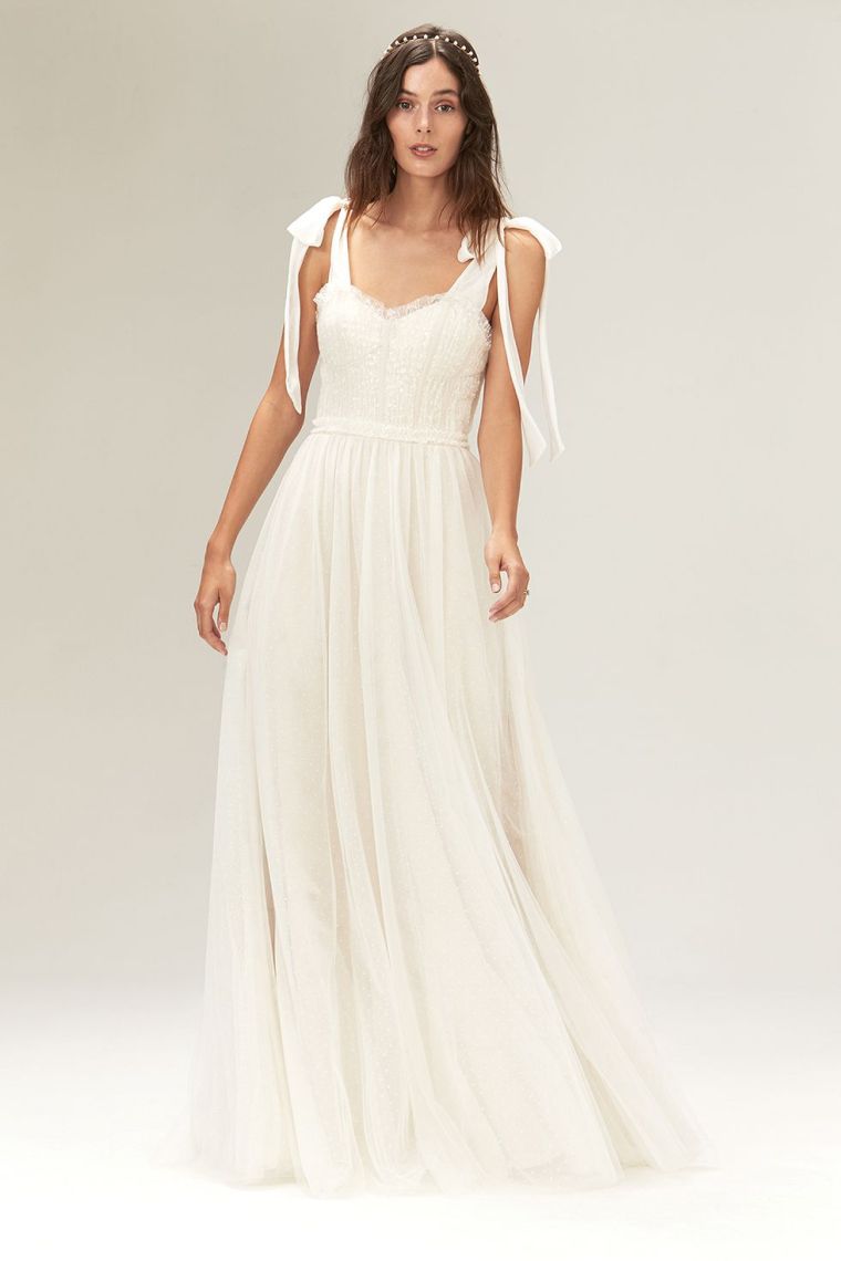 prašmatni bohemiško stiliaus balta vestuvinė suknelė